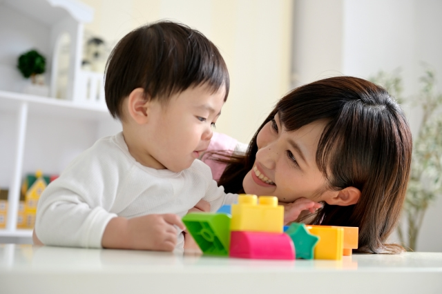 子どもをを見守るママ